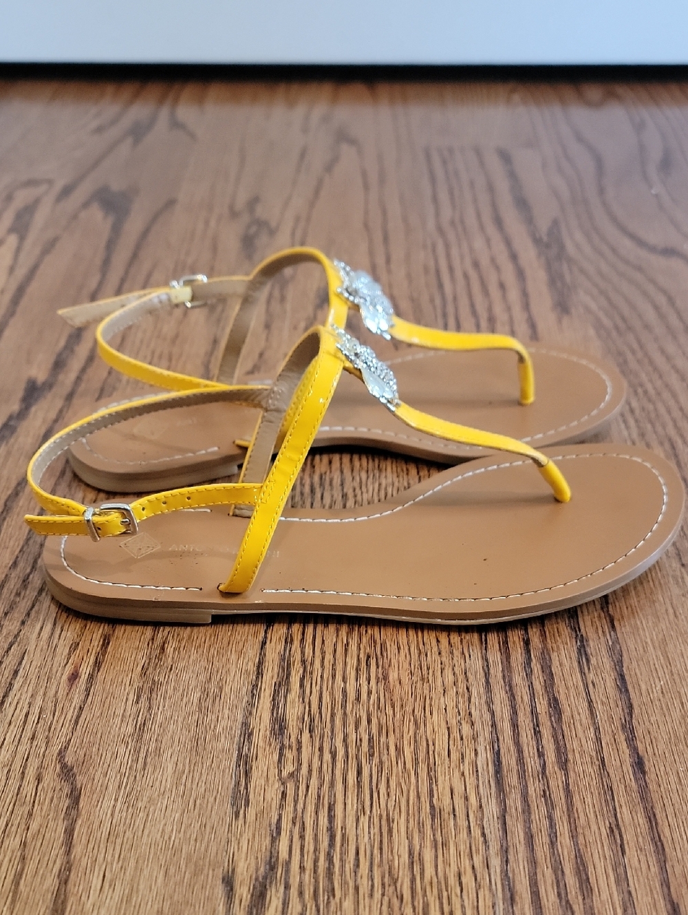 Antonio Melani Sandals Yellow With Jewel Encrusted Bee Size 8.5 Very Good - Picture 3 of 7